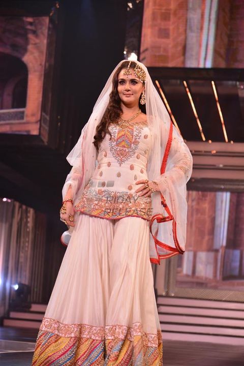 Shah Rukh Khan walks the ramp with Yash Chopra's nine heroines at the tribute on his birth anniversary