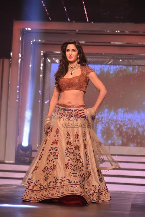 Shah Rukh Khan walks the ramp with Yash Chopra's nine heroines at the tribute on his birth anniversary