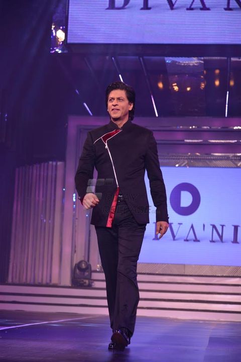 Shah Rukh Khan walks the ramp with Yash Chopra's nine heroines at the tribute on his birth anniversary