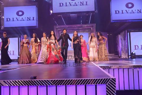 Shah Rukh Khan walks the ramp with Yash Chopra's nine heroines at the tribute on his birth anniversary
