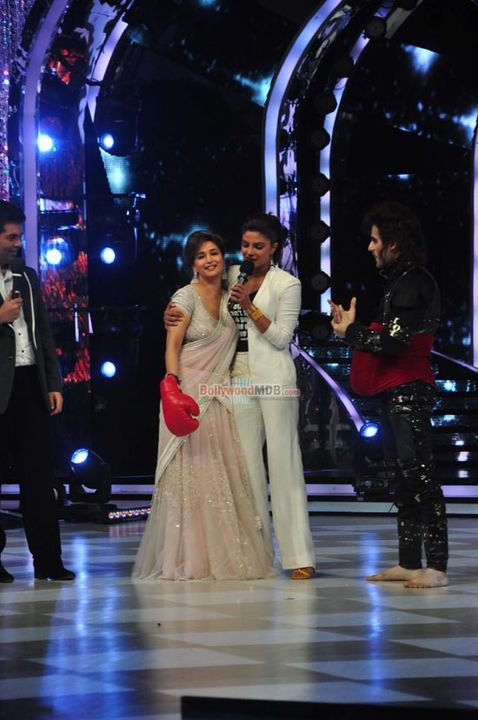 Priyanka Chopra at 'Mary Kom' promotions on sets of 'Jhalak Dikhhla Jaa 7'
