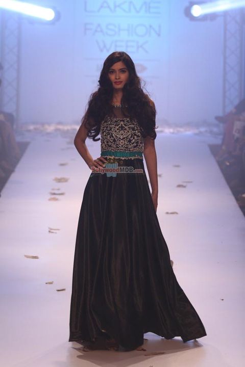 Diana Penty walks the ramp for Rocky S show at LFW Winter Festive 2014