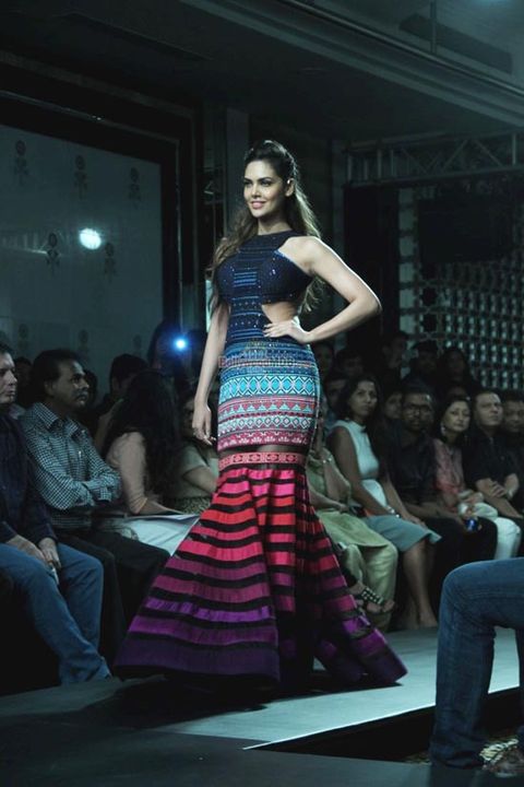 Showstopper Esha Gupta walks the ramp for Neha Agarwal show at LFW Winter Festive 2014