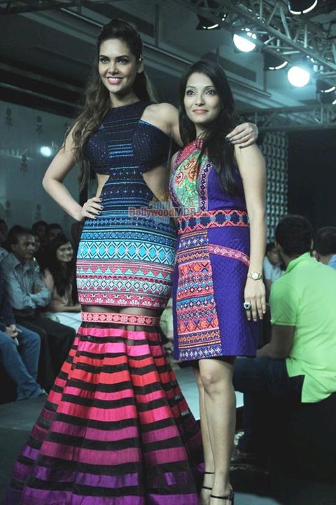 Showstopper Esha Gupta walks the ramp for Neha Agarwal show at LFW Winter Festive 2014