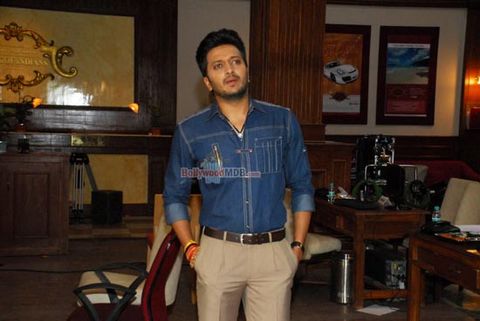 Vivek Oberoi, Riteish Deshmukh and Rhea Chakraborty on the sets of film 'Bank Chor'