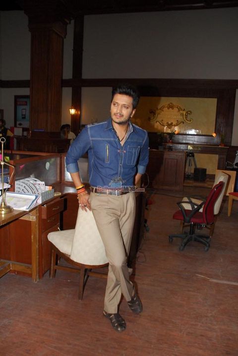 Vivek Oberoi, Riteish Deshmukh and Rhea Chakraborty on the sets of film 'Bank Chor'