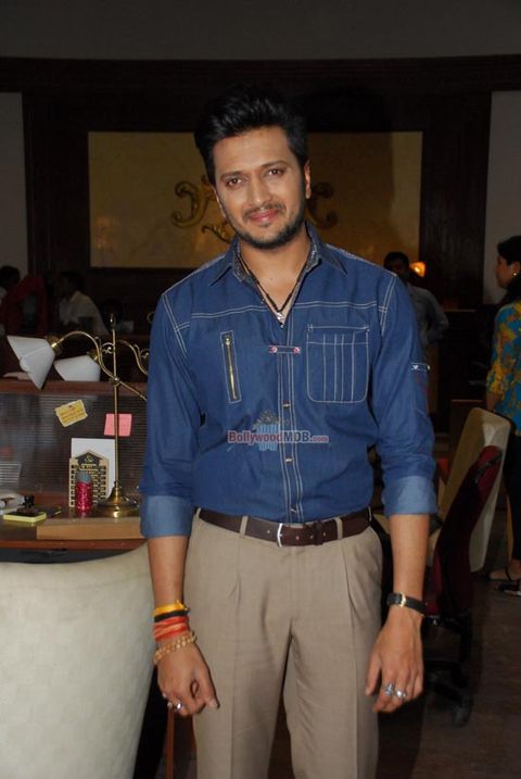Vivek Oberoi, Riteish Deshmukh and Rhea Chakraborty on the sets of film 'Bank Chor'