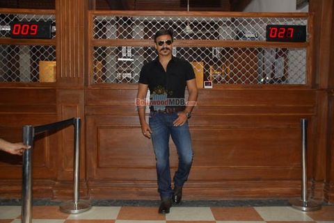 Vivek Oberoi, Riteish Deshmukh and Rhea Chakraborty on the sets of film 'Bank Chor'