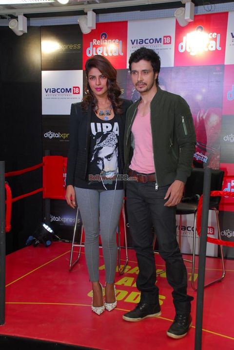 Priyanka Chopra and Darshan Kumar promote film 'Mary Kom' at Reliance Digital Express