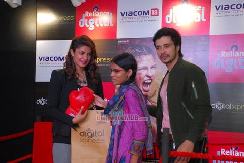 Priyanka Chopra and Darshan Kumar promote film 'Mary Kom' at Reliance Digital Express