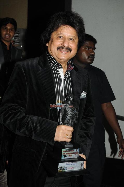 Shah Rukh Khan, Huma Qureshi, Tiger Shroff, among Bollywood Celebs honoured at the Dadasaheb Phalke Film Foundation Awards 2015