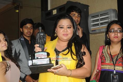 Shah Rukh Khan, Huma Qureshi, Tiger Shroff, among Bollywood Celebs honoured at the Dadasaheb Phalke Film Foundation Awards 2015