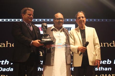 Shah Rukh Khan, Huma Qureshi, Tiger Shroff, among Bollywood Celebs honoured at the Dadasaheb Phalke Film Foundation Awards 2015