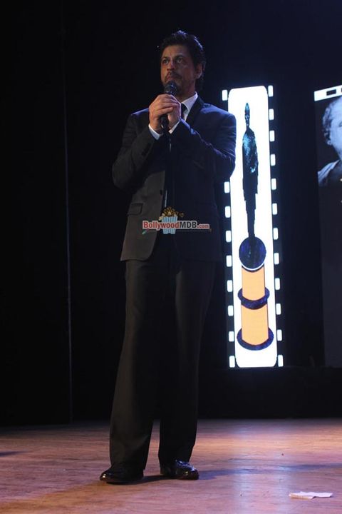 Shah Rukh Khan, Huma Qureshi, Tiger Shroff, among Bollywood Celebs honoured at the Dadasaheb Phalke Film Foundation Awards 2015