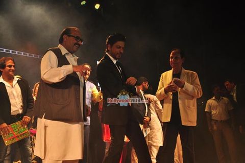 Shah Rukh Khan, Huma Qureshi, Tiger Shroff, among Bollywood Celebs honoured at the Dadasaheb Phalke Film Foundation Awards 2015