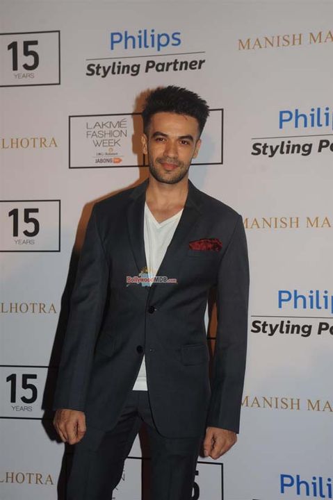 Hot Bollywood Celebs at Manish Malhotra show at LFW Winter / Festive 2015