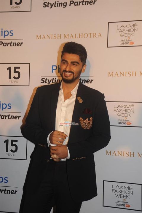 Hot Bollywood Celebs at Manish Malhotra show at LFW Winter / Festive 2015