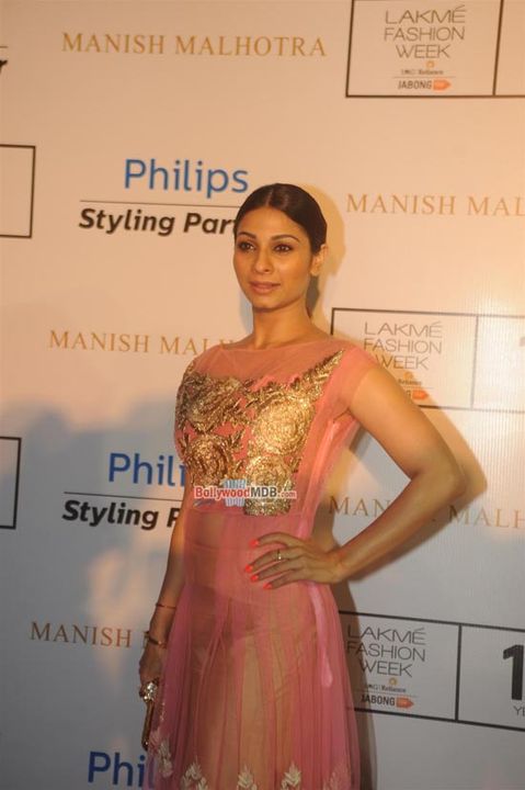 Hot Bollywood Celebs at Manish Malhotra show at LFW Winter / Festive 2015