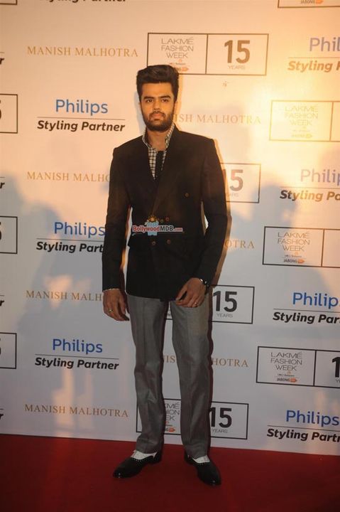 Hot Bollywood Celebs at Manish Malhotra show at LFW Winter / Festive 2015