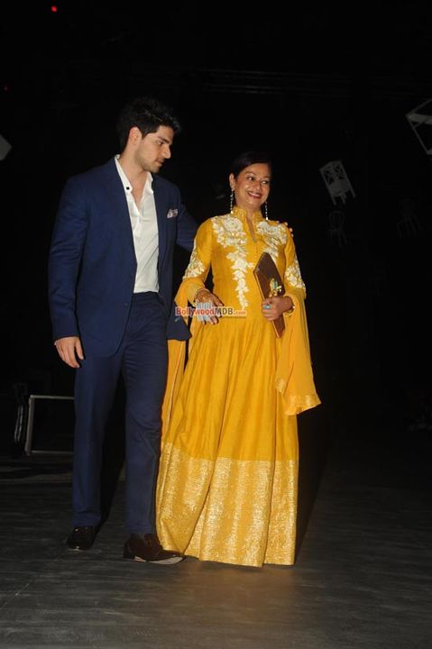 Hot Bollywood Celebs at Manish Malhotra show at LFW Winter / Festive 2015