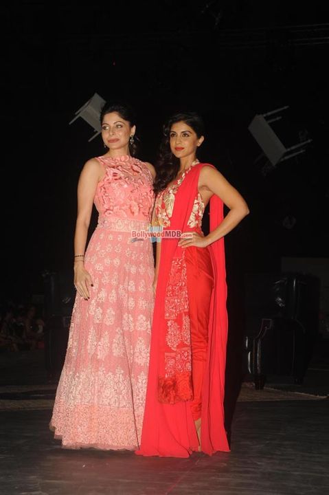 Hot Bollywood Celebs at Manish Malhotra show at LFW Winter / Festive 2015