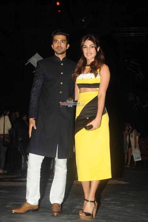 Hot Bollywood Celebs at Manish Malhotra show at LFW Winter / Festive 2015