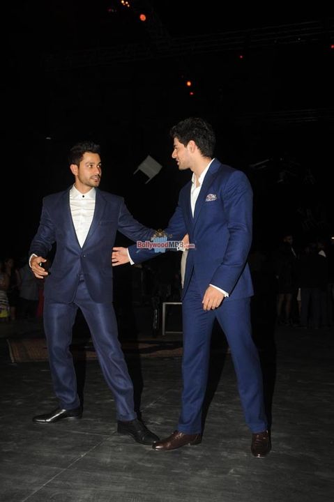 Hot Bollywood Celebs at Manish Malhotra show at LFW Winter / Festive 2015