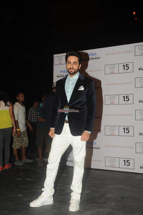 Hot Bollywood Celebs at Manish Malhotra show at LFW Winter / Festive 2015