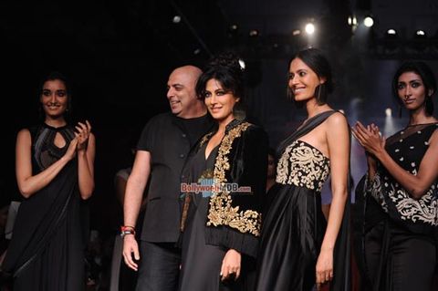 Chitrangada Singh and Ujjwala Raut walk the Ramp for Reliance Trends presents Tarun Tahiliani show at LFW Winter Festive 2015