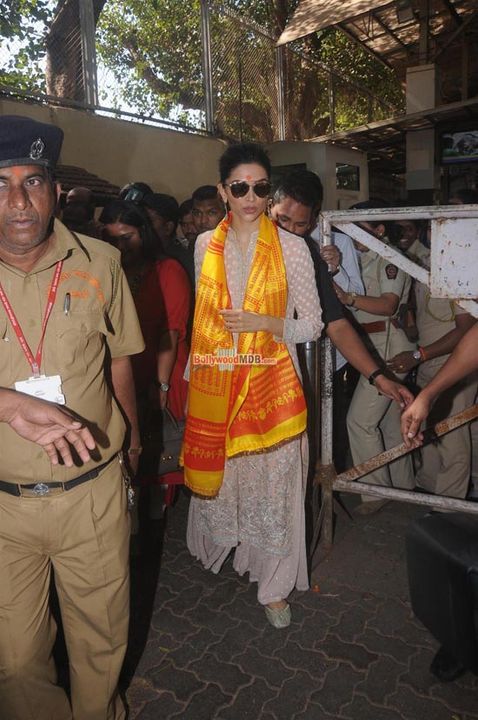 Deepika Padukone snapped at Siddhivinayak Temple seeking blessings for film 'Bajirao Mastani' success