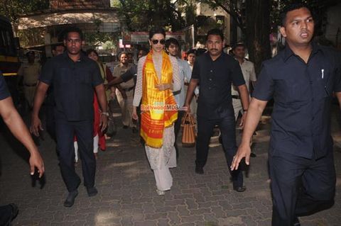 Deepika Padukone snapped at Siddhivinayak Temple seeking blessings for film 'Bajirao Mastani' success
