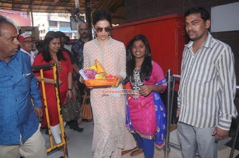 Deepika Padukone snapped at Siddhivinayak Temple seeking blessings for film 'Bajirao Mastani' success