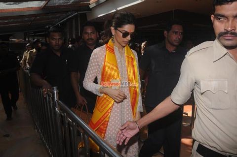 Deepika Padukone snapped at Siddhivinayak Temple seeking blessings for film 'Bajirao Mastani' success