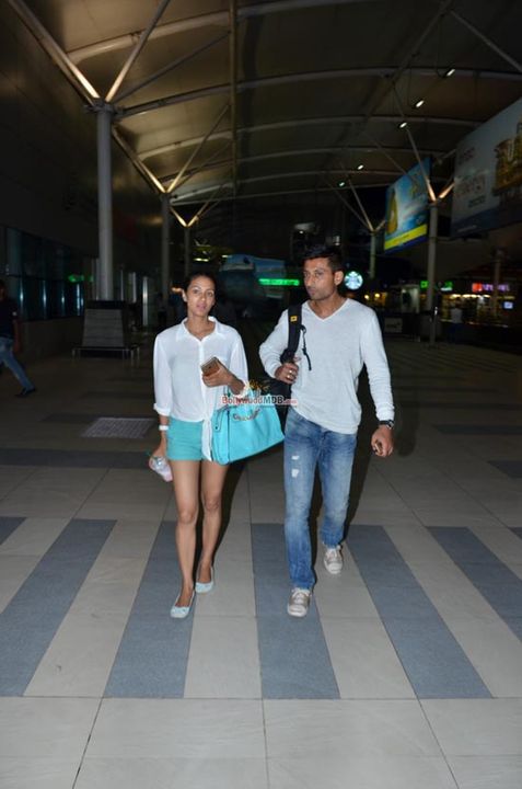 Ranbir Kapoor & Anushka Sharma Snapped at Mumbai Domestic Airport