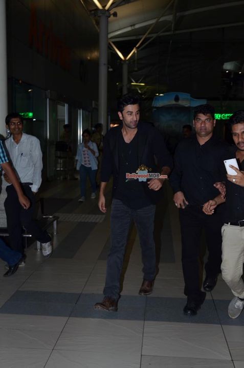 Ranbir Kapoor & Anushka Sharma Snapped at Mumbai Domestic Airport