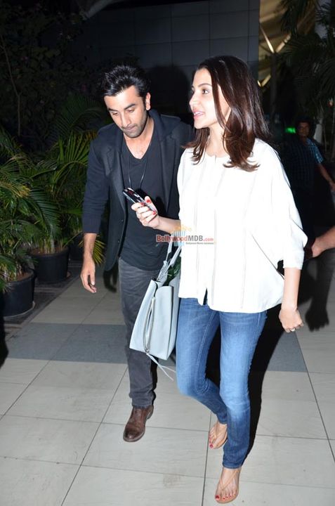 Ranbir Kapoor & Anushka Sharma Snapped at Mumbai Domestic Airport