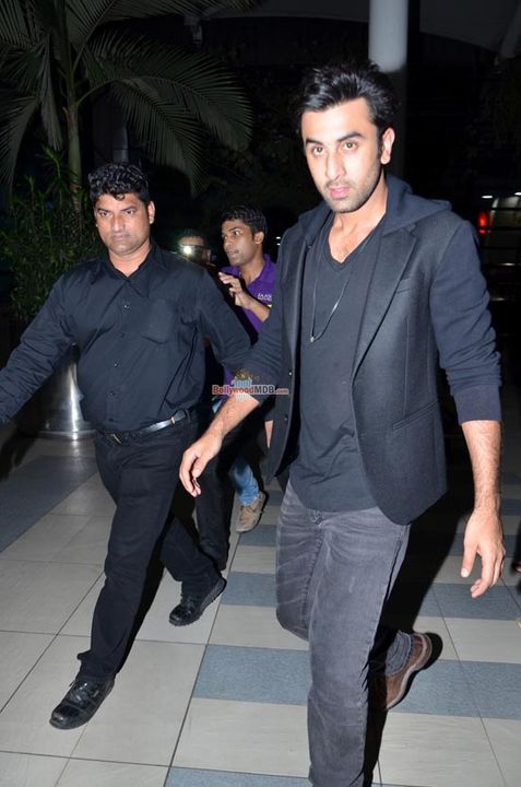 Ranbir Kapoor & Anushka Sharma Snapped at Mumbai Domestic Airport