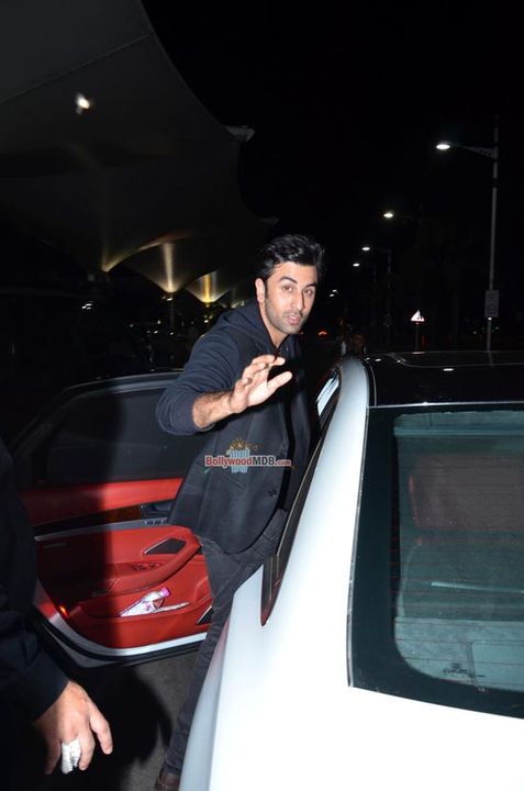 Ranbir Kapoor & Anushka Sharma Snapped at Mumbai Domestic Airport