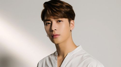 Jackson Wang is in India; Fans greeted him with namaste at and are eagerly awaiting for the performance; Watch!