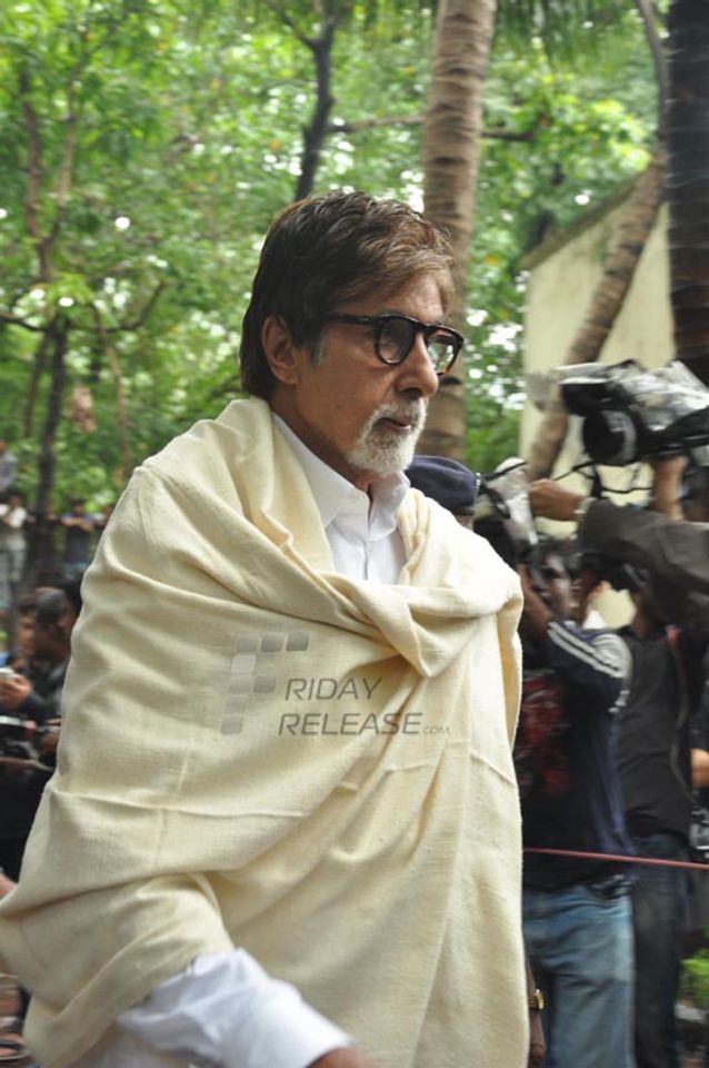Bollywood Celebs at cremation ceremony of veteran actor Pran