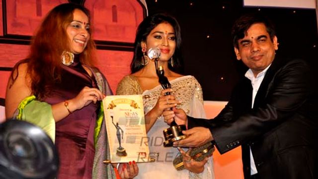 Prominent B-town personalities were honored at the 4th NBC Awards