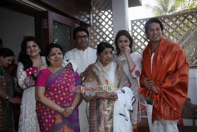 Singer Lata Mangeshkar & Sachin Tendulkar meet MNS leader Raj Thackeray on MNS Anniversary