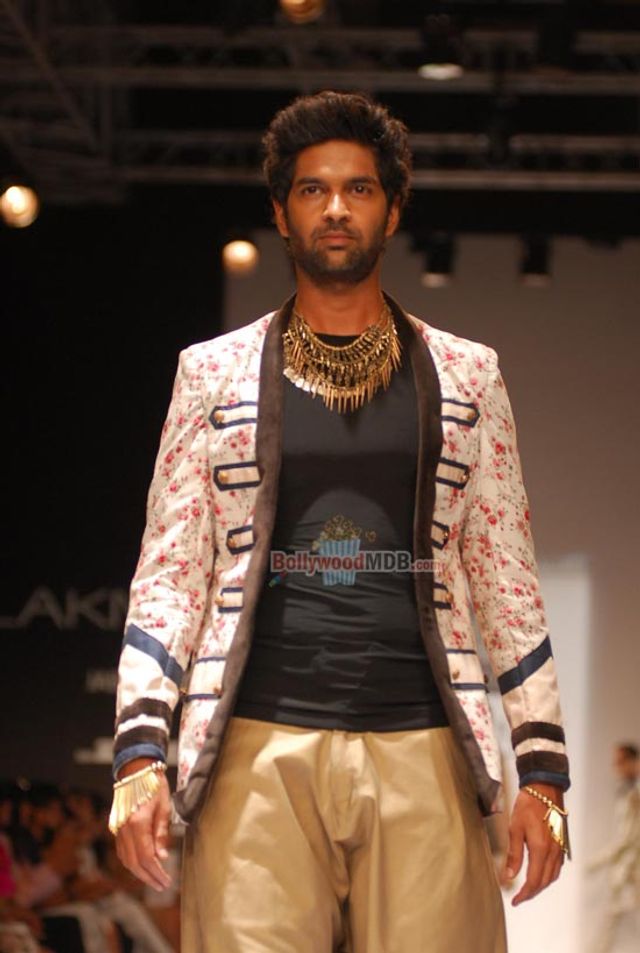 Purab Kohli showstopper for SENGAR show at LFW Summer Resort 2014