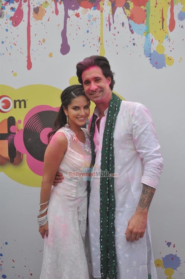 Sunny Leone among Bolly Celebs at Zoom Holi Party