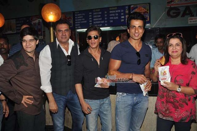 Shah Rukh Khan visits Gaiety Galaxy Cinemas with 'Happy New Year' team