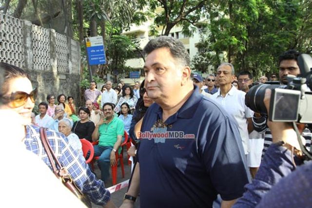 Rishi Kapoor among other celebs protests against BMC for giving Hawkers Zone in Pali Hill