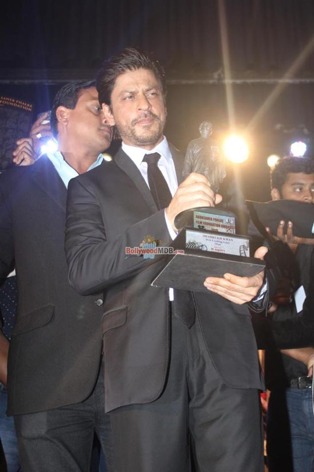 Shah Rukh Khan, Huma Qureshi, Tiger Shroff, among Bollywood Celebs honoured at the Dadasaheb Phalke Film Foundation Awards 2015