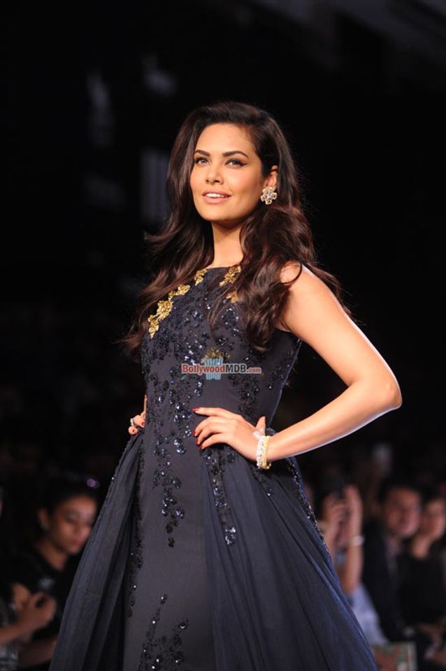 Esha Gupta walks the ramp for designer Ridhi Mehra show at LFW Winter Festive 2015