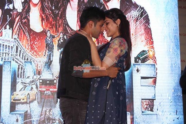 Varun Dhawan, Kriti Sanon, Varun Sharma promote film 'Dilwale' at Mithibai College