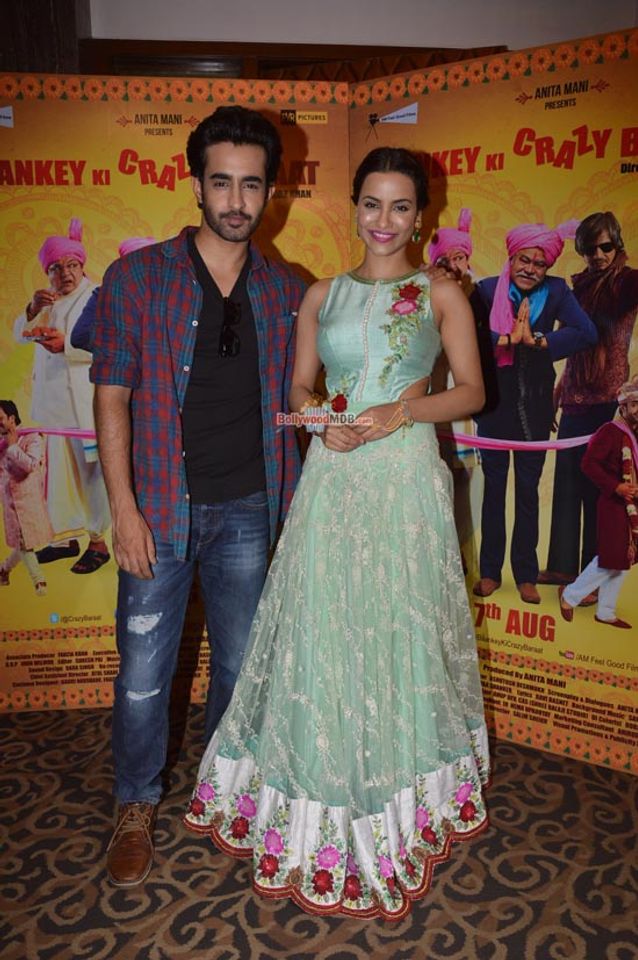 Tia Bajpai, Satyajeet Dubey, Vijay Raaz, Rajpal Yadav, Rakesh Bedi at film 'Baankey Ki Crazy Baraat' Press Meet